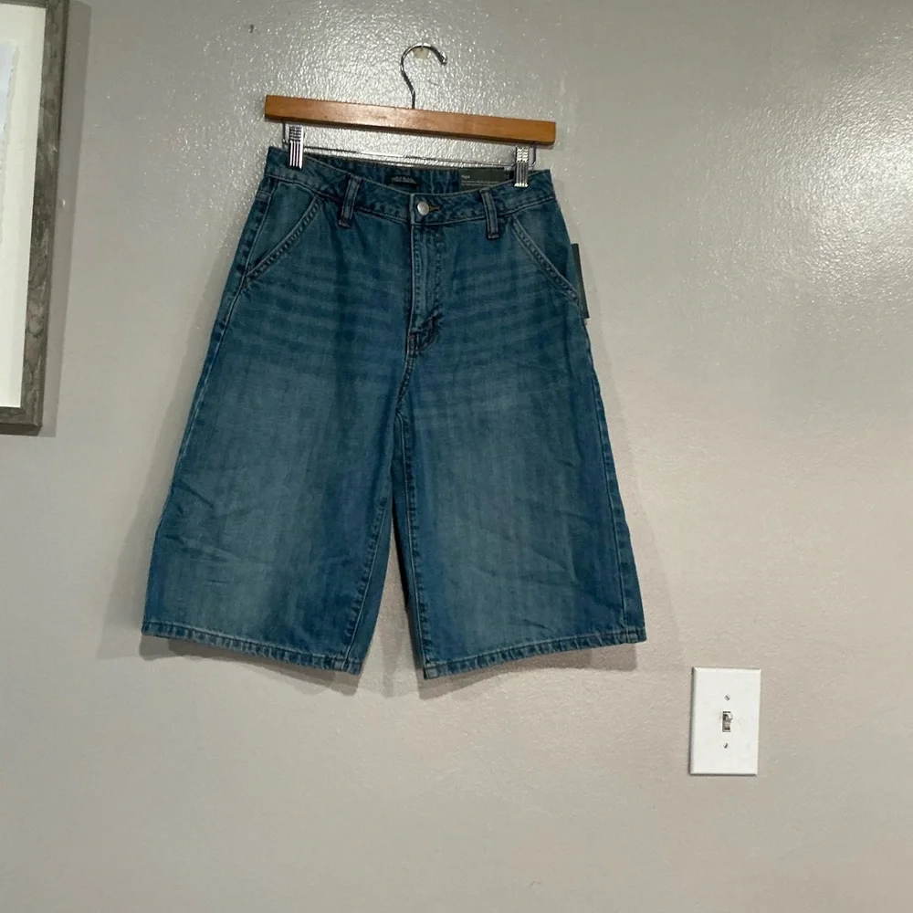 Women’s Low Rise Baggy Denim Skate Shorts Light Wash. 00